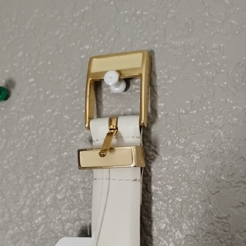 Croft & Barrow Gold and White Belt with Sleek Design